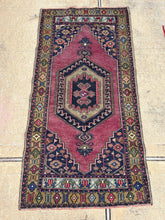 Load image into Gallery viewer, Vintage Turkish Rug 3.3 x 6.5