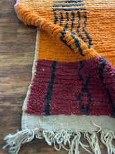Load image into Gallery viewer, Vintage Handmade Berber Rug 5.5x9.5
