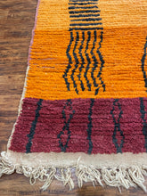 Load image into Gallery viewer, Vintage Handmade Berber Rug 5.5x9.5