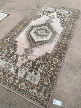 Load image into Gallery viewer, Vintage Turkish Taspinar 4.4x8.6